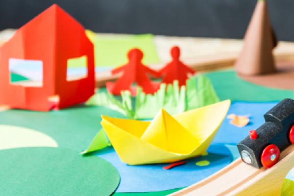Kinderspielzeug (Papierhaus, Faltboot und Holzzug)